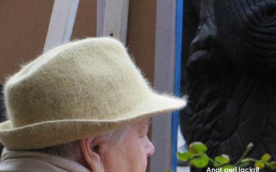 קשישה עם מגבעת – צילום של ענת גרי לקריף