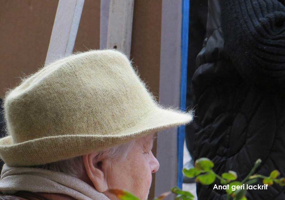 קשישה עם מגבעת – צילום של ענת גרי לקריף