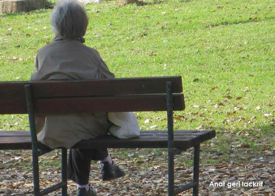 קשישה על ספסל – צילום של ענת גרי לקריף